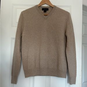 NWOT BLOOMINGDALES “THE MENS STORE” CASHMERE V-NECK SWEATER. Size M. Oatmeal/Tan